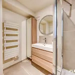 Spacious 1-bedroom In A Trendy & Lively Area 11th Apartman Párizs