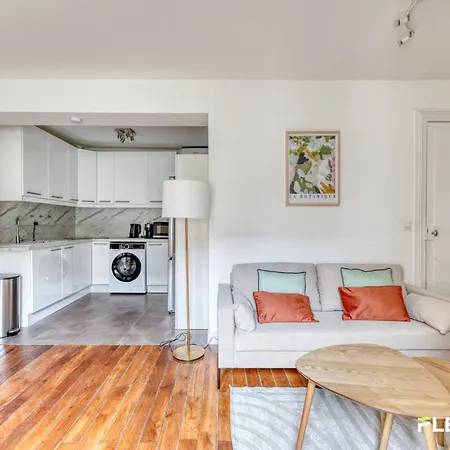 Spacious 1-bedroom In A Trendy & Lively Area 11th Апартаменты Париж