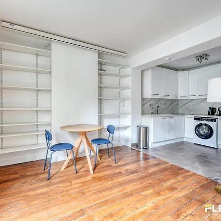 Spacious 1-bedroom In A Trendy & Lively Area 11th Апартаменты