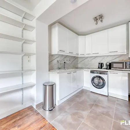 Spacious 1-bedroom In A Trendy & Lively Area 11th Апартаменты *