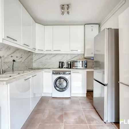 Spacious 1-bedroom In A Trendy & Lively Area 11th * Париж