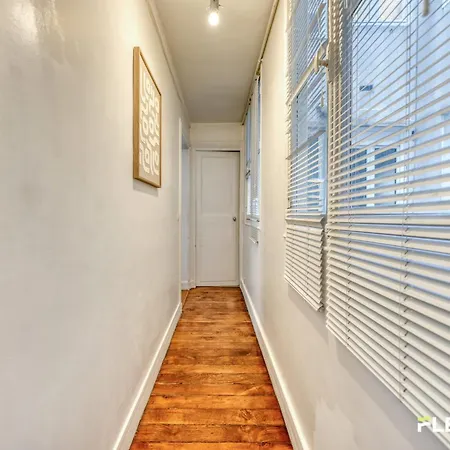 Spacious 1-bedroom In A Trendy & Lively Area 11th Апартаменты *