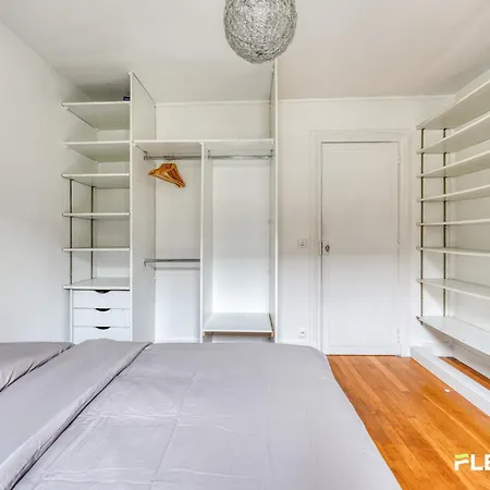 Spacious 1-bedroom In A Trendy & Lively Area 11th شقة باريس