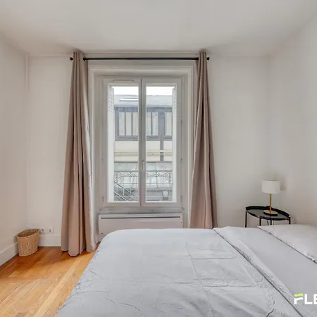 Spacious 1-bedroom In A Trendy & Lively Area 11th شقة *
