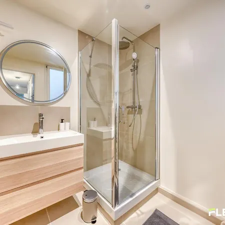 Spacious 1-bedroom In A Trendy & Lively Area 11th باريس