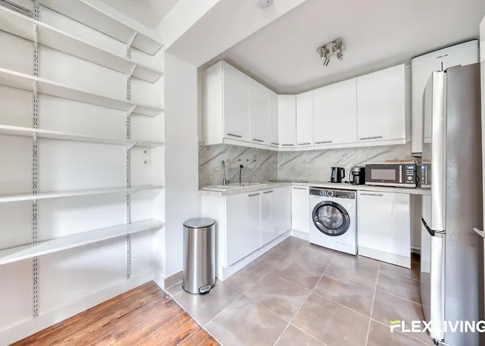 Spacious 1-bedroom In A Trendy & Lively Area 11th Апартаменты *