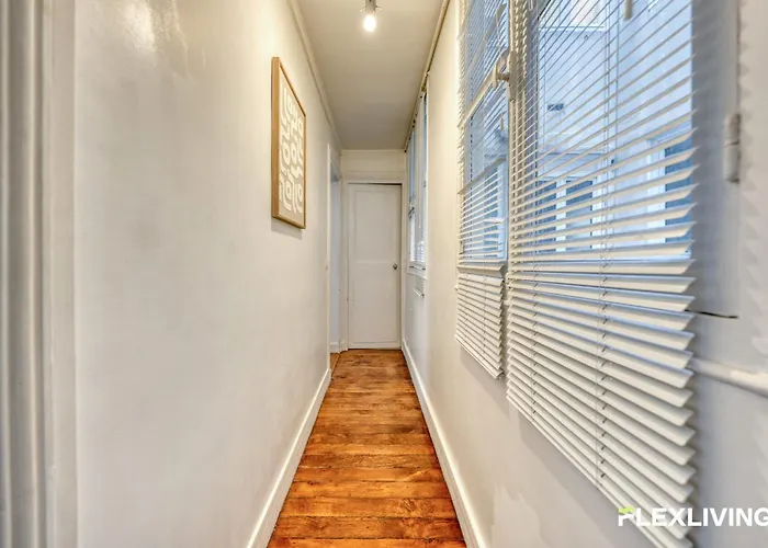 Spacious 1-bedroom In A Trendy & Lively Area 11th Апартаменты *