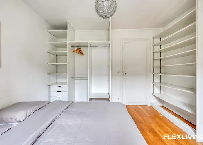 Spacious 1-bedroom In A Trendy & Lively Area 11th Апартаменты Париж