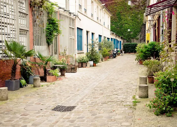 Spacious 1-bedroom In A Trendy & Lively Area 11th Апартаменты Париж