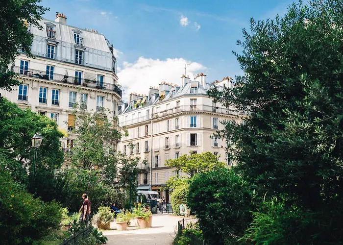 Spacious 1-bedroom In A Trendy & Lively Area 11th Апартаменты *